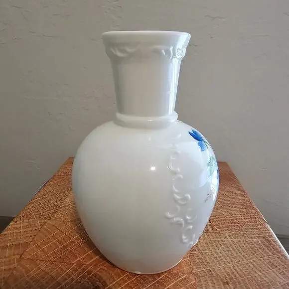 Vintage Hand Painted Floral Vase White Blue 6" MCM Cottage Elegant Renaissance - Picture 5 of 12
